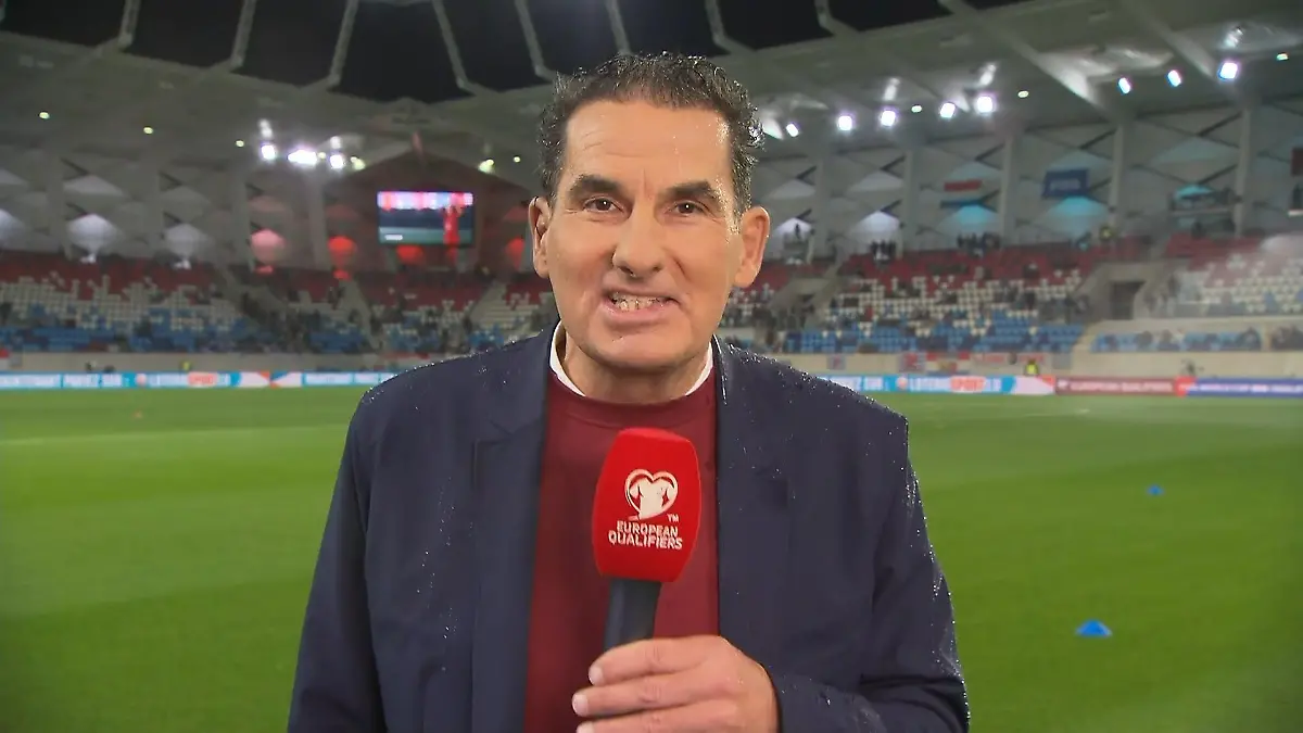 Es kommt kein Ball! Plötzlich muss sich der Reporter ducken! DFB-Reporter Felix Görner in Action