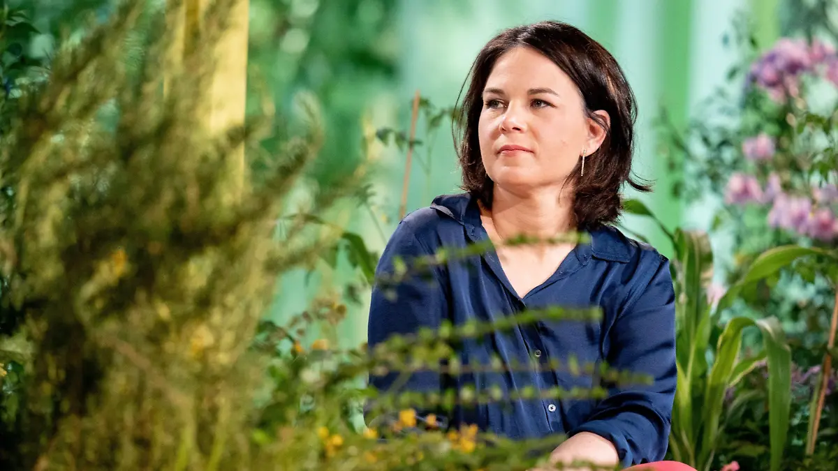 11.06.2021, Berlin: Annalena Baerbock, Kanzlerkandidatin und Bundesvorsitzende von Bündnis 90/Die Grünen, nimmt an der Bundesdelegiertenkonferenz ihrer Partei teil. Bei ihrem digitalen Parteitag in Berlin wollen die Grünen ihr Wahlprogramm für die Bundestagswahl im September verabschieden und Baerbock offiziell als Kanzlerkandidatin aufstellen. Foto: Kay Nietfeld/dpa +++ dpa-Bildfunk +++