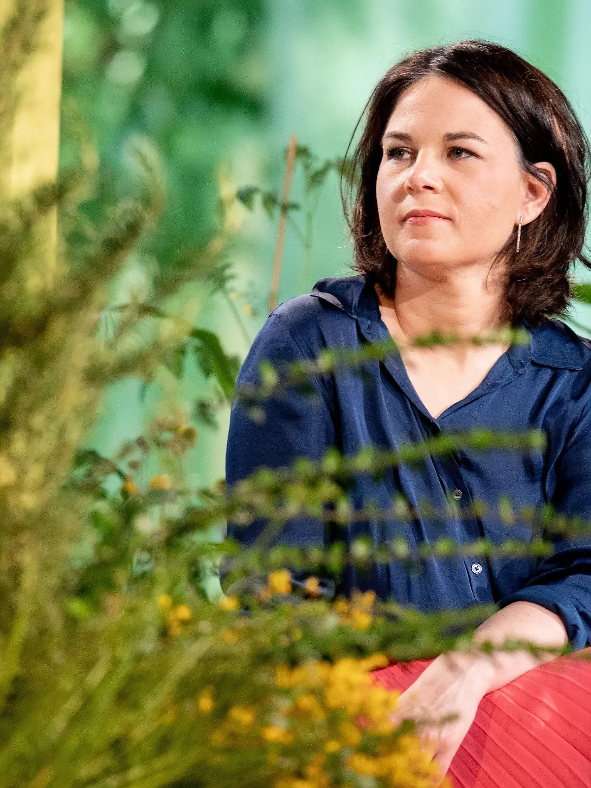 11.06.2021, Berlin: Annalena Baerbock, Kanzlerkandidatin und Bundesvorsitzende von Bündnis 90/Die Grünen, nimmt an der Bundesdelegiertenkonferenz ihrer Partei teil. Bei ihrem digitalen Parteitag in Berlin wollen die Grünen ihr Wahlprogramm für die Bundestagswahl im September verabschieden und Baerbock offiziell als Kanzlerkandidatin aufstellen. Foto: Kay Nietfeld/dpa +++ dpa-Bildfunk +++