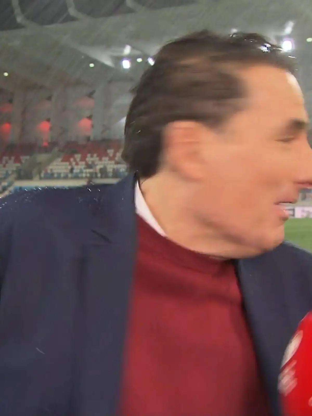 Bild zu: "Nasskalte Überraschung für unseren Reporter – lustiger Moment im TV!"