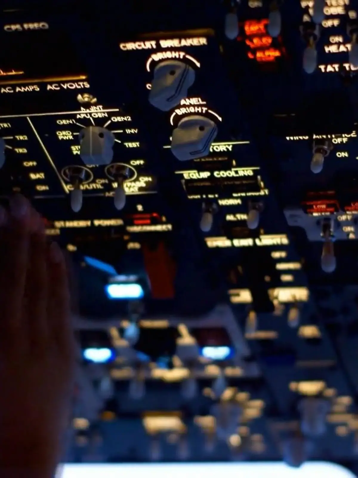 Bild zu: "Falscher Pilot fliegt Passagiere quer durch Europa – Skandal bei Fluggesellschaft!"