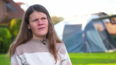 Sarah (34) muss im Zelt leben – weil Innenräume für sie giftig sind!