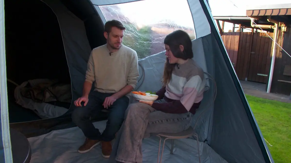 Freund Stephan (l.) besucht Sarah in ihrem Zelt, das im Garten seiner Eltern steht