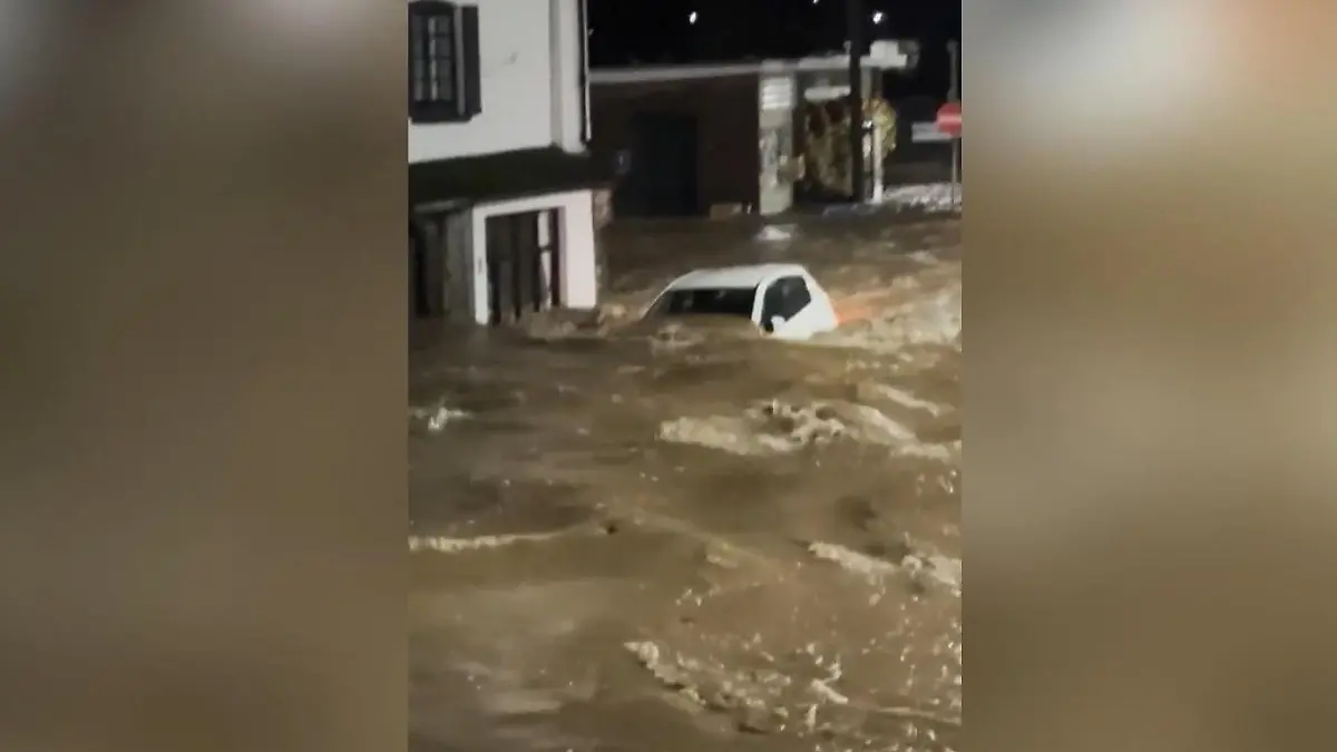 Mega-Hochwasser in Großbritannien! Straße wird zu reißendem Fluss Überflutungen in Wales