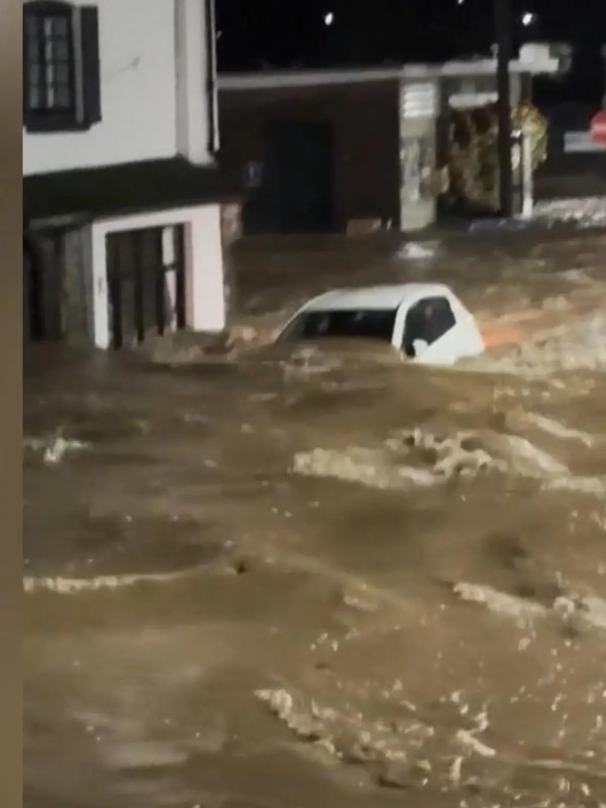 Bild zu: "Mega-Hochwasser in Großbritannien! Straße wird zu reißendem Fluss"
