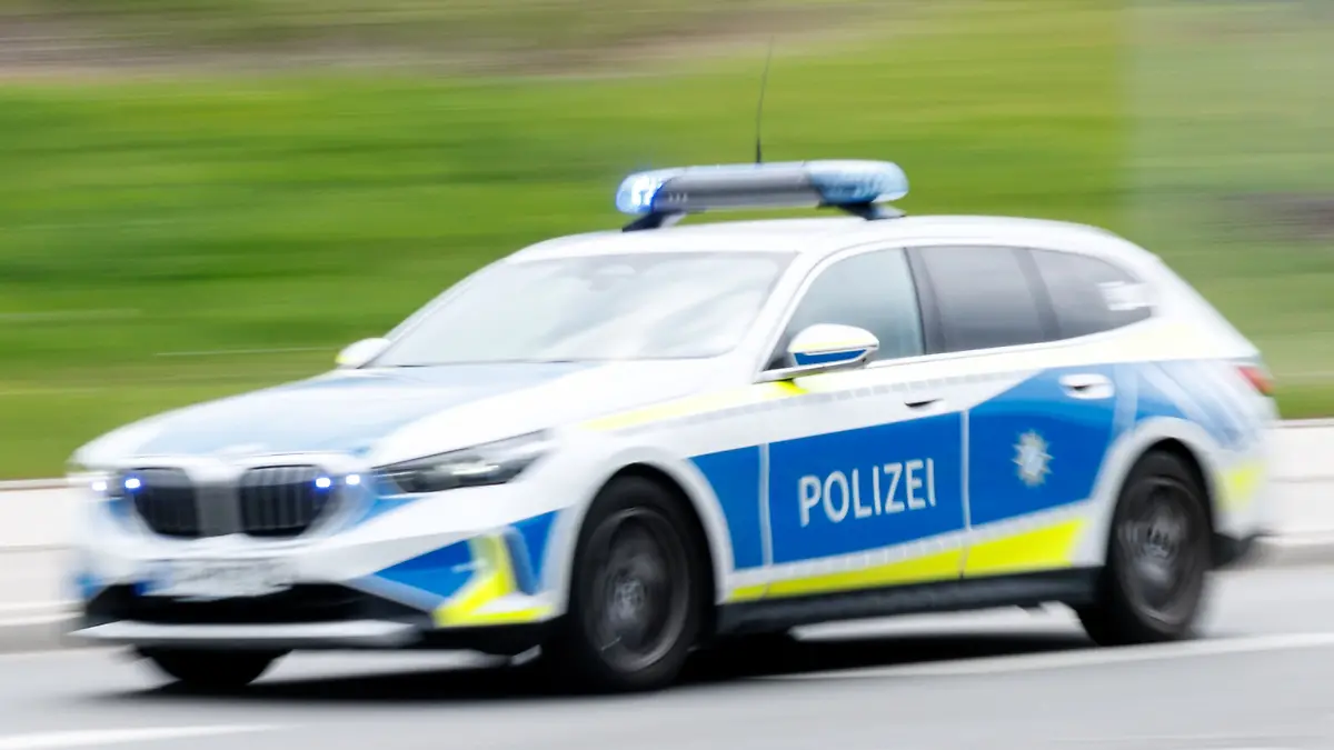 Einsatzfahrzeug der Polizei in Bayern