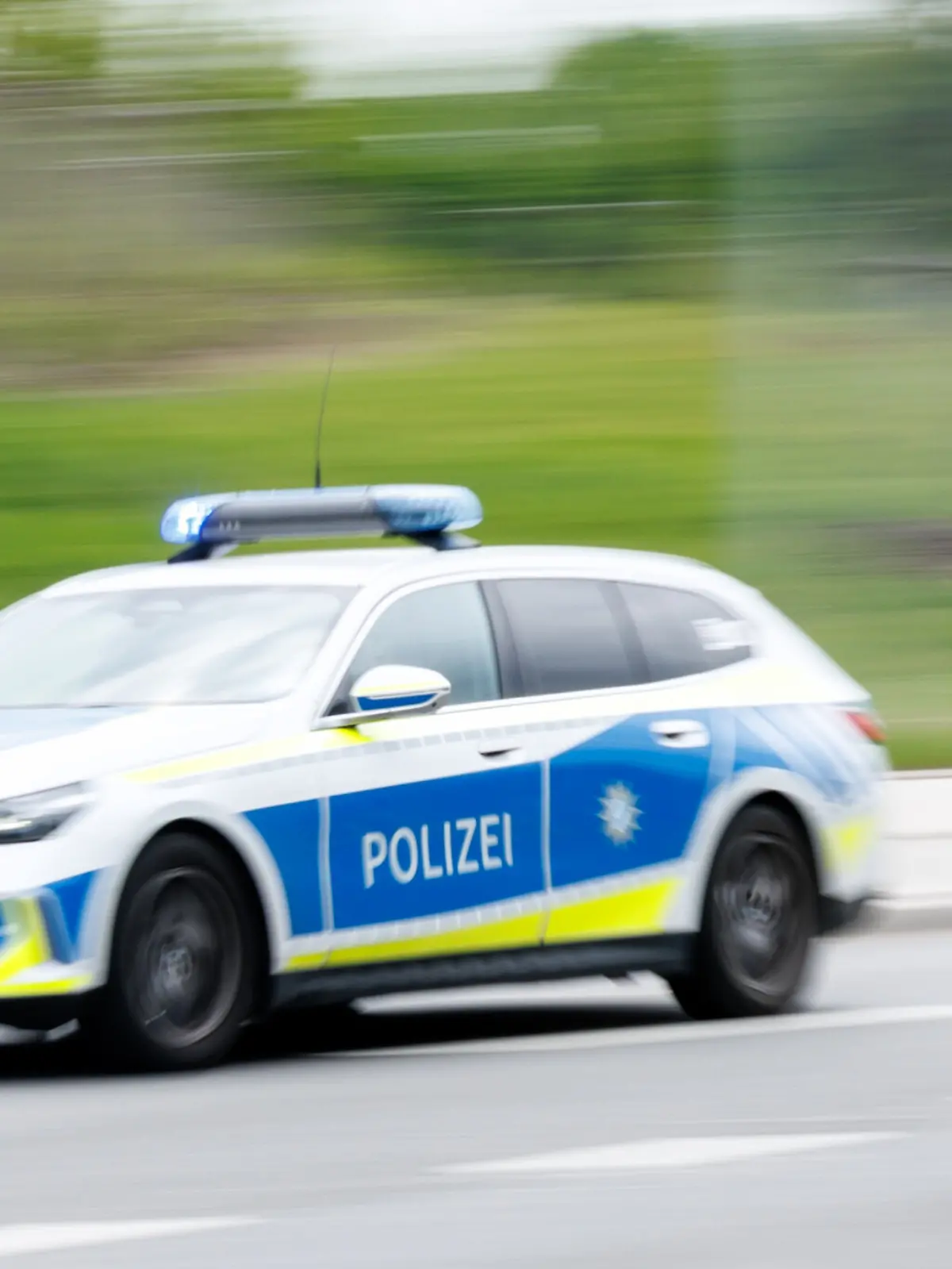 Einsatzfahrzeug der Polizei in Bayern