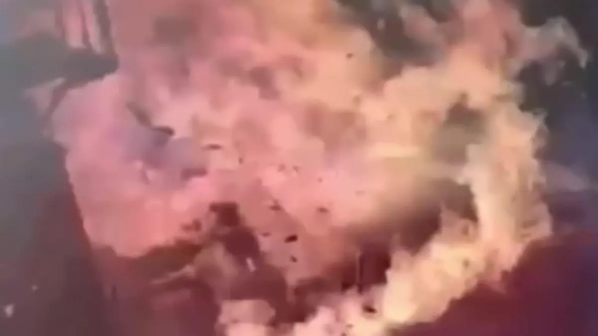 Gigantische Gasexplosion! Lkw wird zu Feuerball – binnen Sekunden Spektakulärer Unfall in Russland