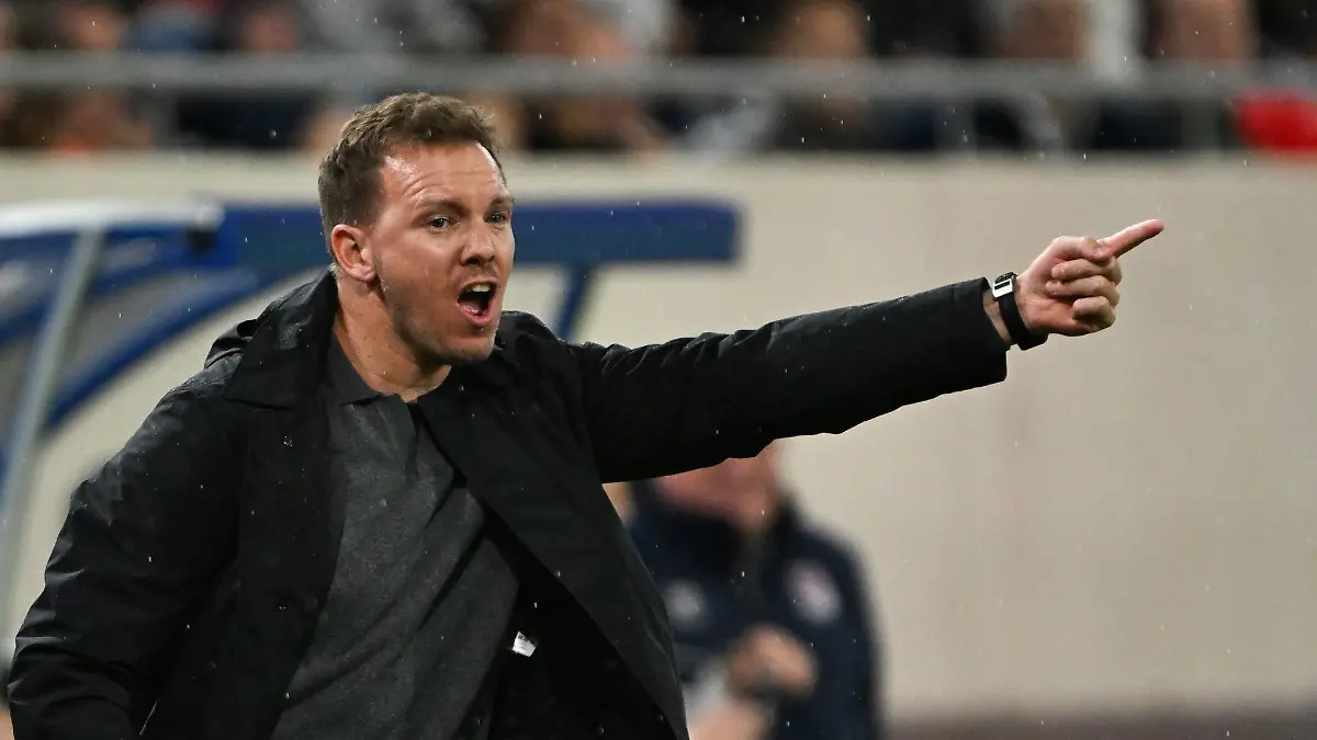 Da geht es lang. Julian Nagelsmann gibt Anweisungen.