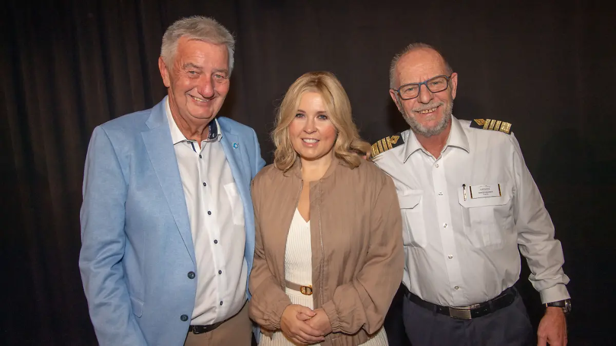 „Fly&Help”-Stiftungsgründer Reiner Meutsch mit Sängerin Maite Kelly und Kapitän Morten Hansen auf der MS Artania.