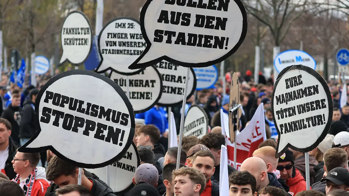 Bild zu: "Tausende Fußballfans protestieren gegen Politik-Pläne"