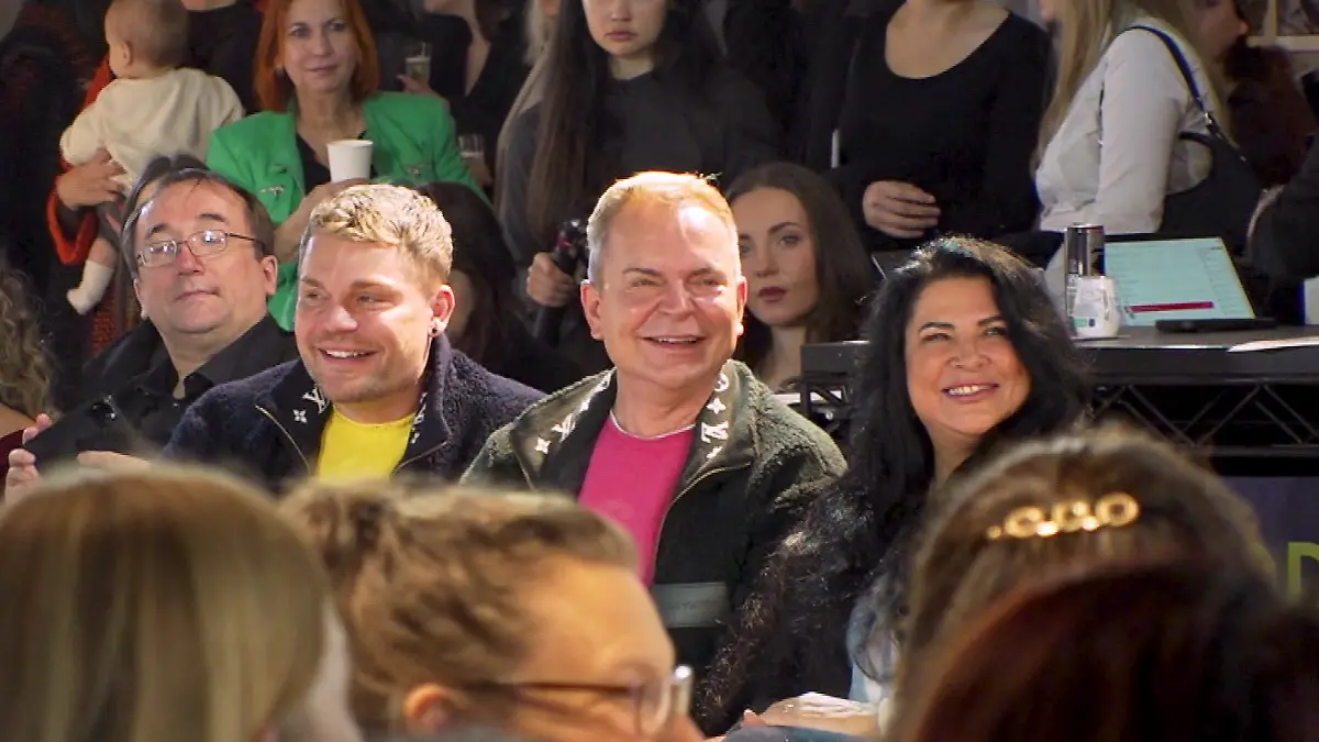 Mit ihren Freunden Sebastian und David Franke strahlt Iris Katzenberger bei einem Model-Finale in Frankfurt.