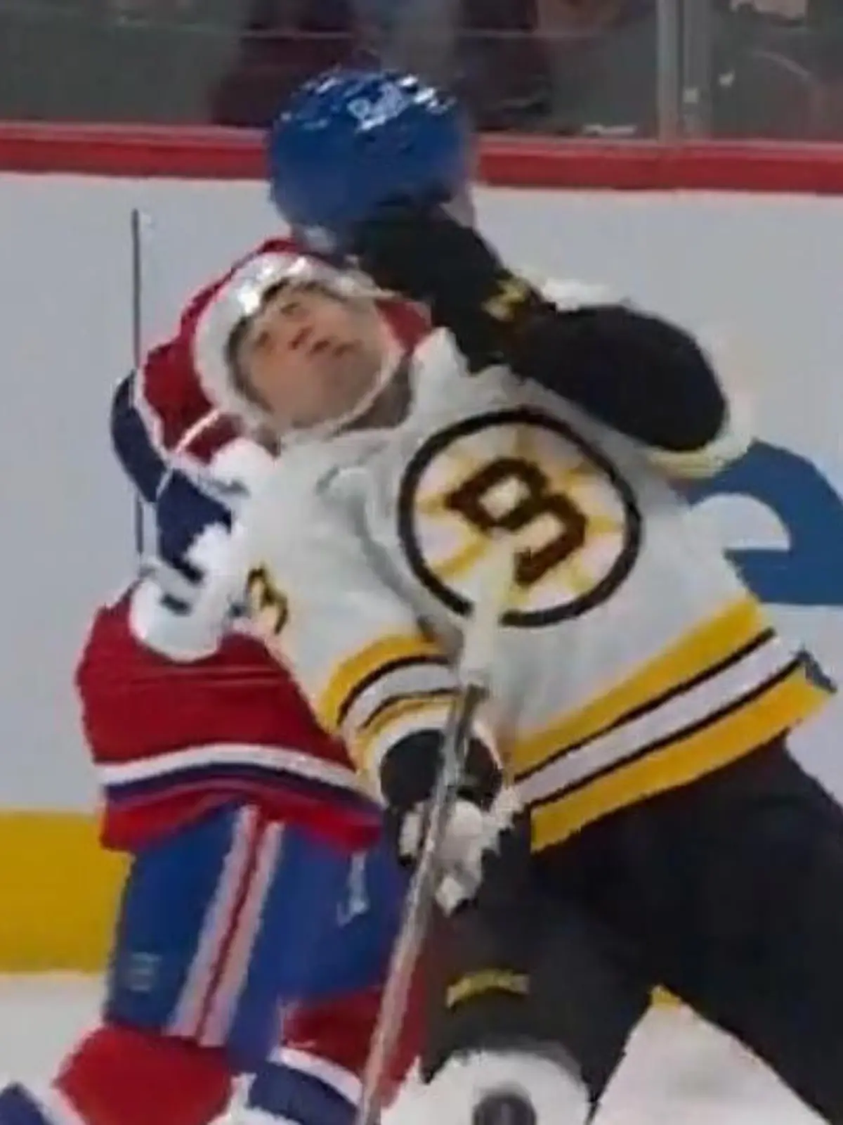 Bild zu: "Mit voller Wucht! NHL-Star wird von Puck umgenietet – Zähne auf dem Eis verteilt"