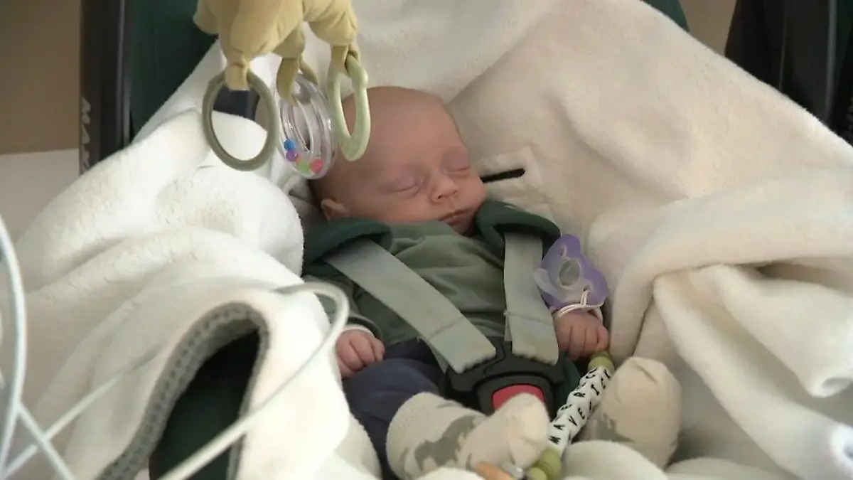 Zwillinge Maverick und Maikel kommen in der 29. Schwangerschaftswoche auf die Welt Mit nur 1000 Gramm