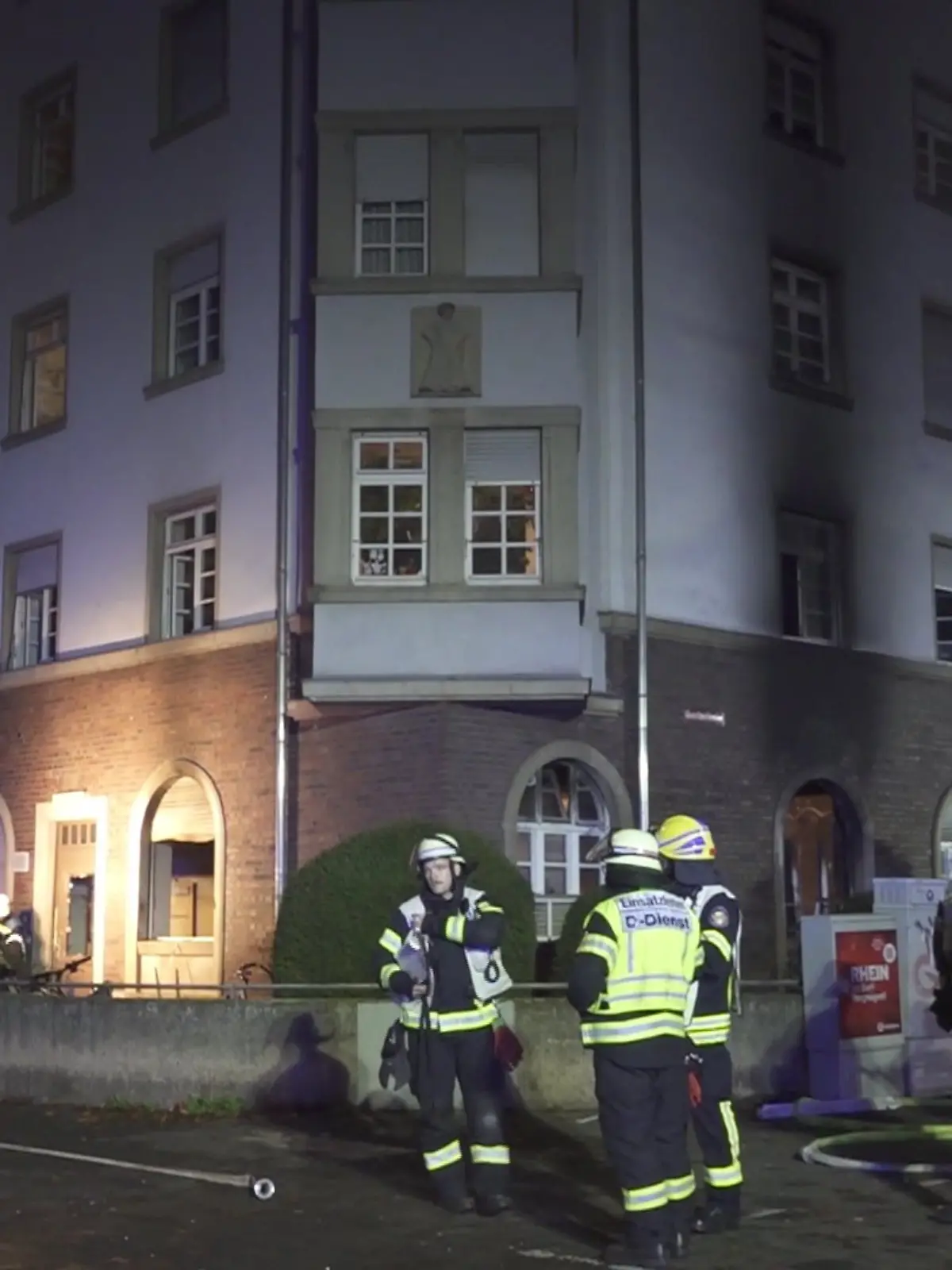 Einsatzkräfte retten Bewohner über Drehleiter