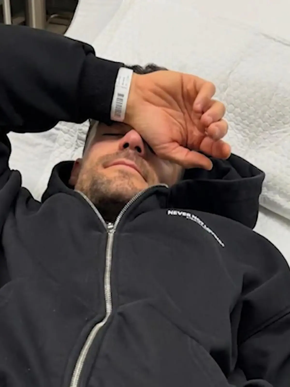 Bild zu: "Stefano Zarrella verbrennt sich beim Kochen das Gesicht"