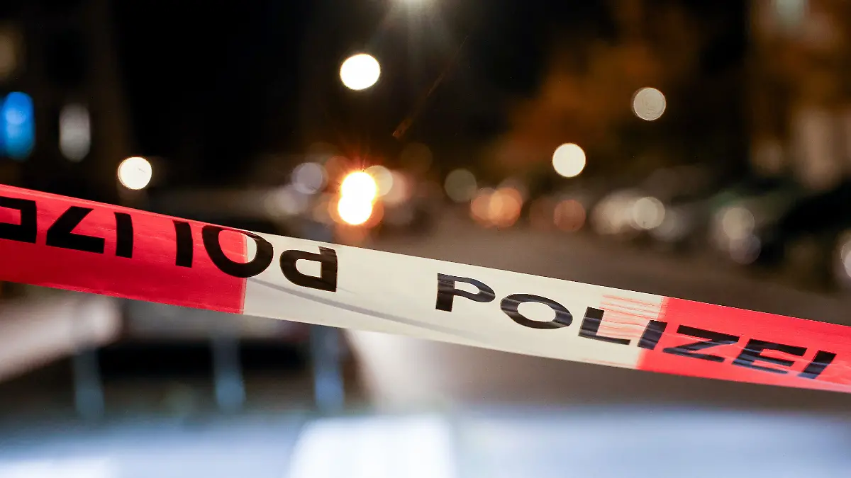 Absperrband der Polizei vor einem Tatort.