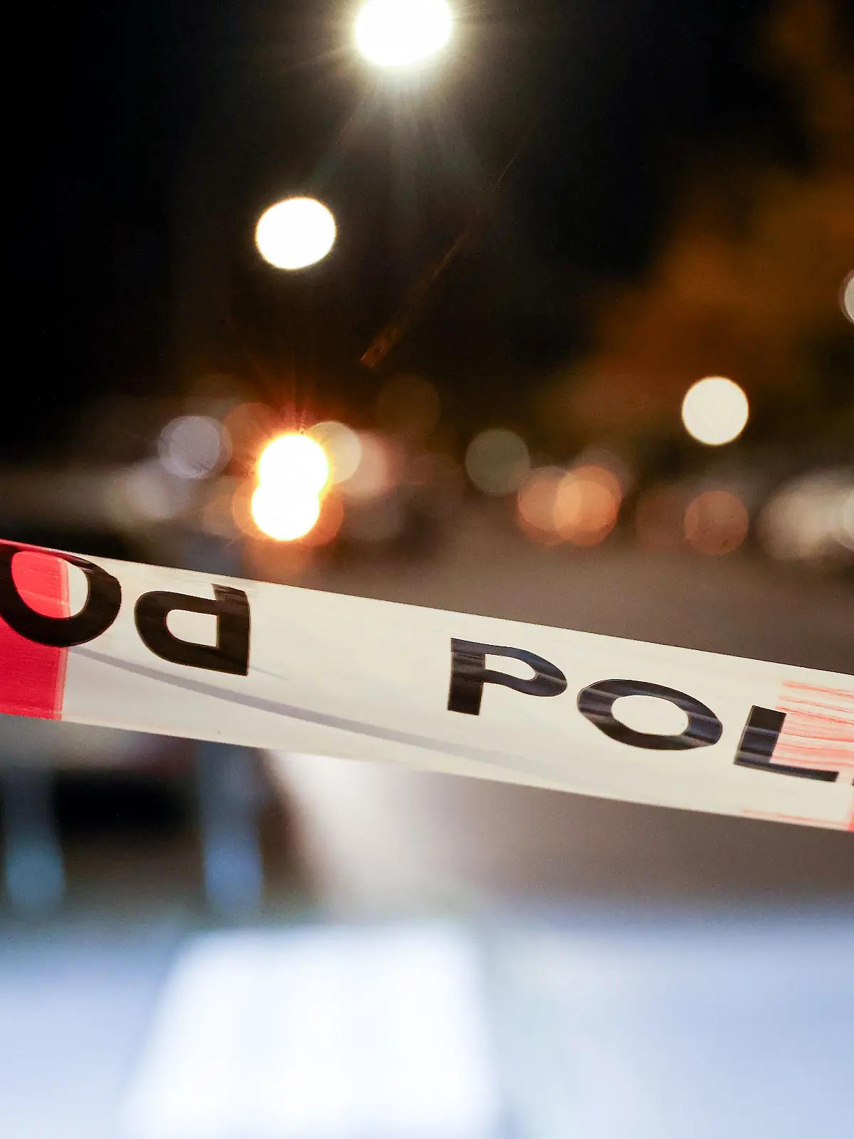 Absperrband der Polizei vor einem Tatort.