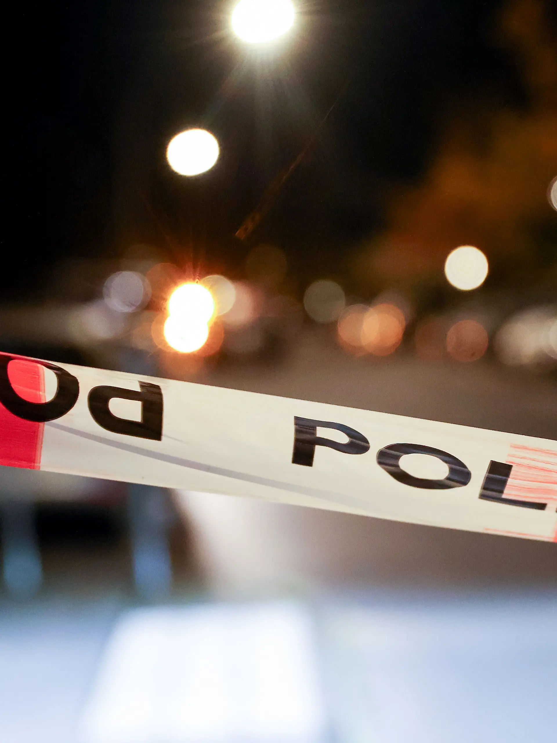 Absperrband der Polizei vor einem Tatort.