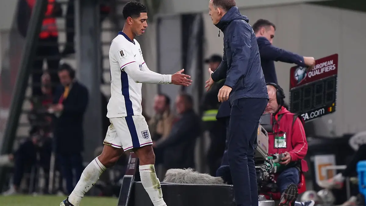 Jude Bellingham klatscht bei der Auswechslung noch mit Thomas Tuchel ab.