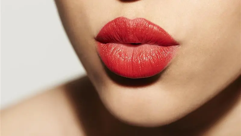 Dieser-rote-Lippenstift-ist-das-Must-have-f-r-den-perfekten-Kussmund