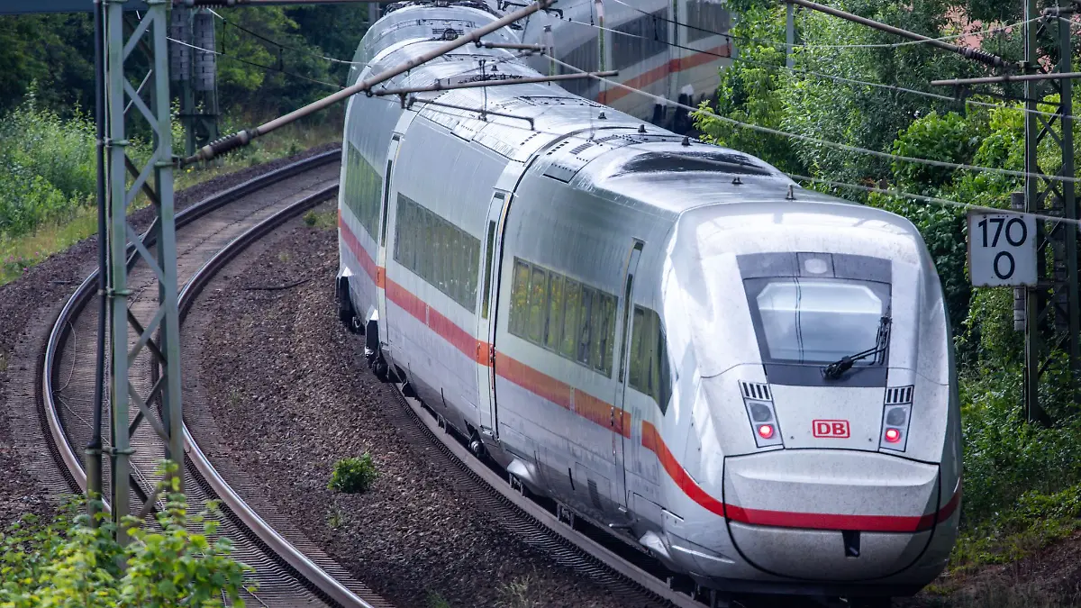 T-dlicher-Unfall-in-Niedersachsen-25-J-hriger-f-hrt-zwischen-ICE-Wagen-mit