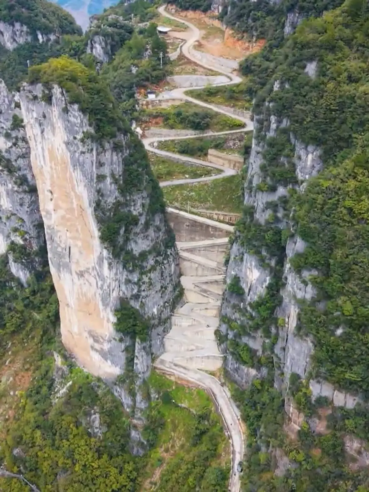 Bild zu: "Anni Dunkelmann auf Chinas heftigster Serpentinenstrecke"