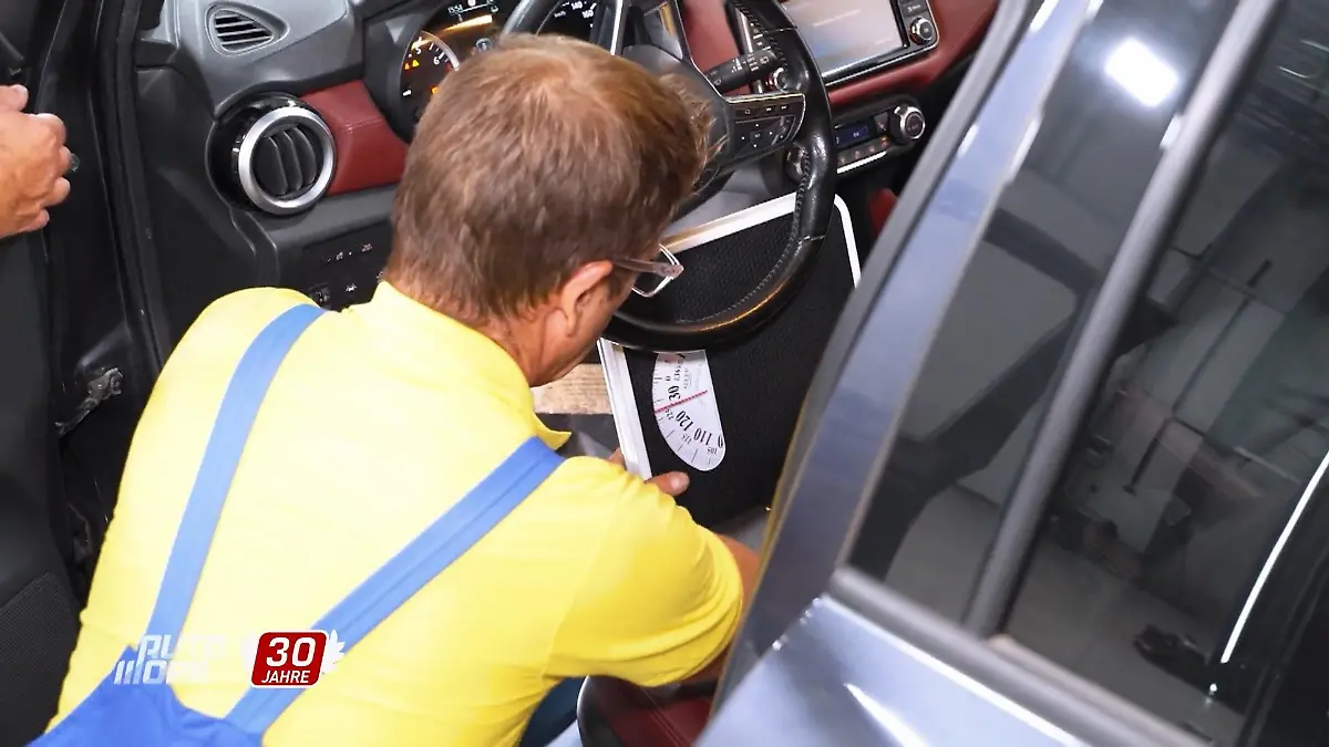 Ungewöhnlicher Drucktest am Bremssystem Wie viel Kraft steckt im Pedal