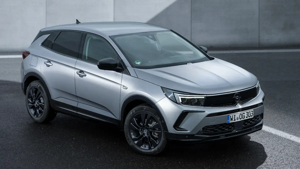Der Opel Grandland Hybrid in der Seitenansicht