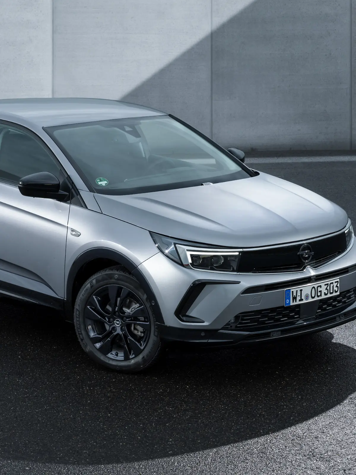 Der Opel Grandland Hybrid in der Seitenansicht