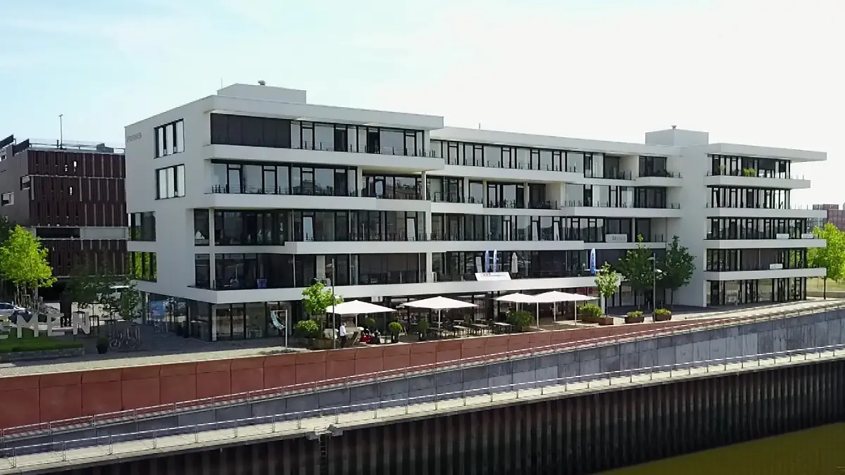 Unsere Bremer Redaktion liegt mitten in der Überseestadt.