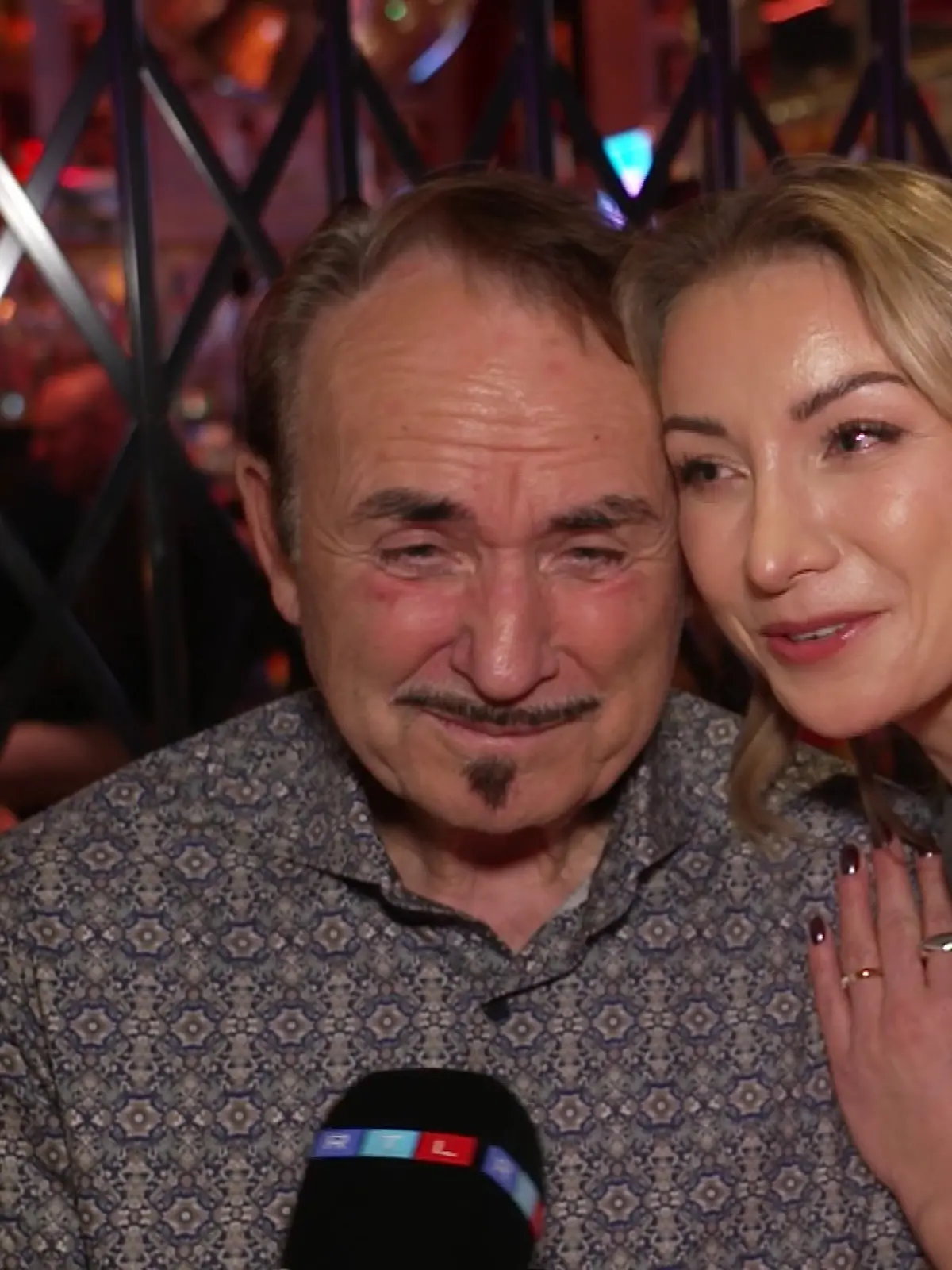 Anna-Carina Woitschack mit ihrem Papa