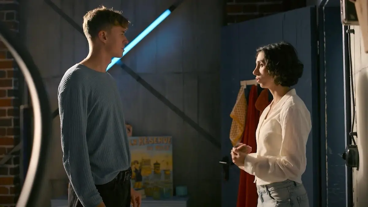 AWZ-Folge vom 27.11.25 auf RTL+: Leyla verrät Elias, dass sie seine  Chat-Partnerin ist