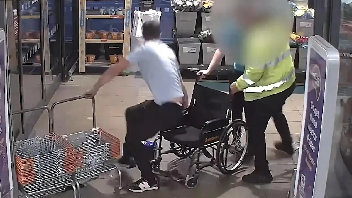 Plötzlich kann er laufen! Rollstuhlfahrer attackiert Ladenpersonal – DAFÜR! Skrupelloser Diebstahl