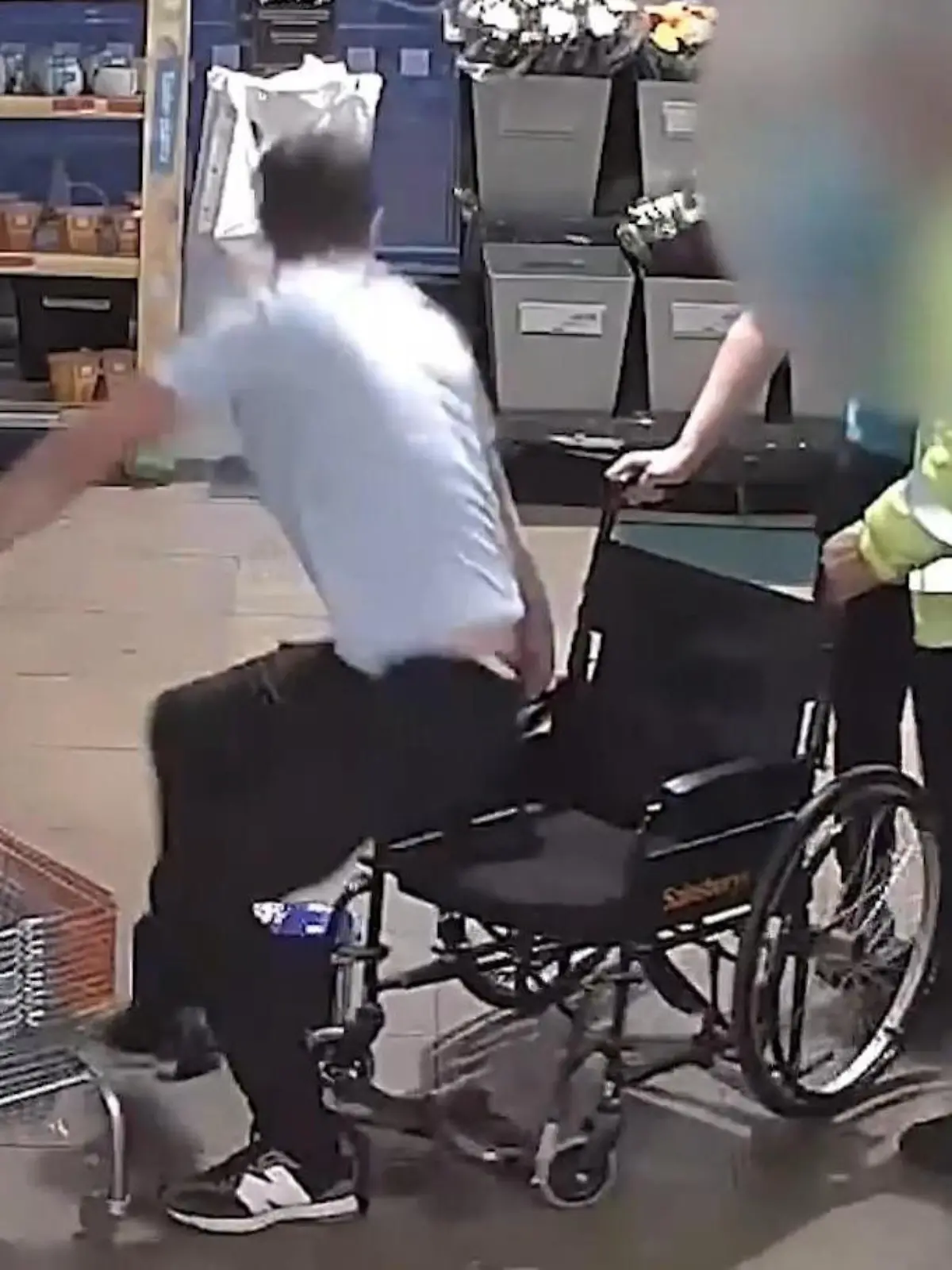 Bild zu: "Plötzlich kann er laufen! Rollstuhlfahrer attackiert Ladenpersonal – DAFÜR!"