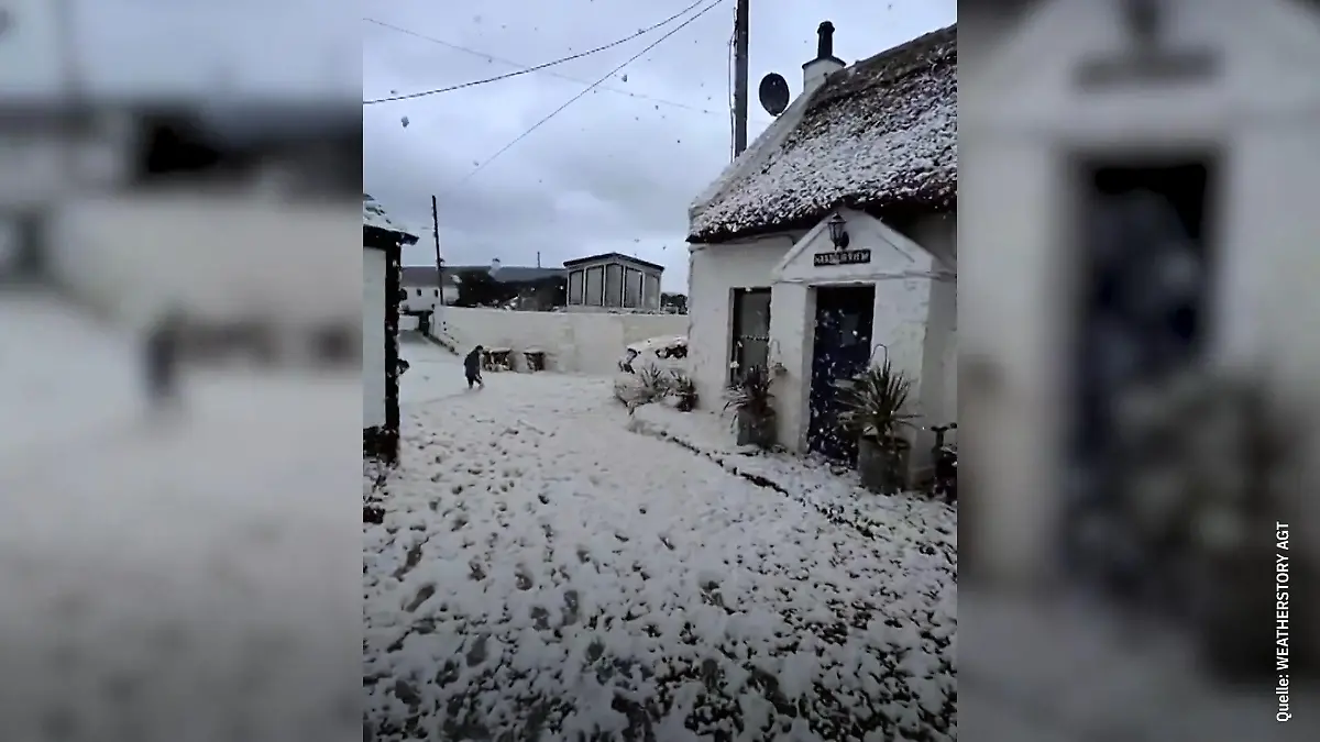 Meterhohes Schaumbad an der Küste Schnee in Irland?