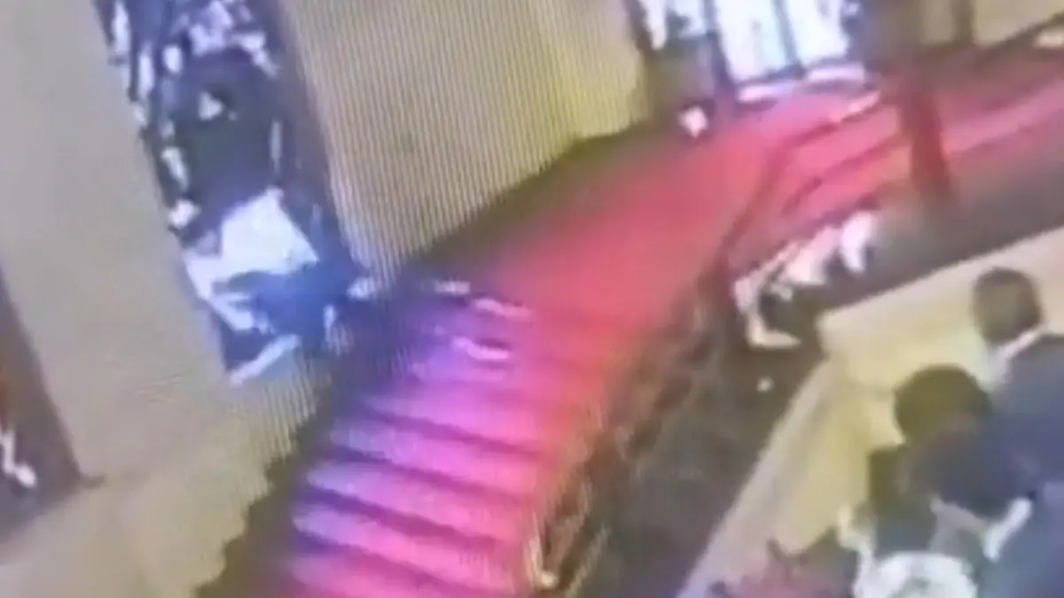 Zehn Meter über Abgrund! Politiker stolpert durch historisches Fenster „Ich hätte sterben können!"