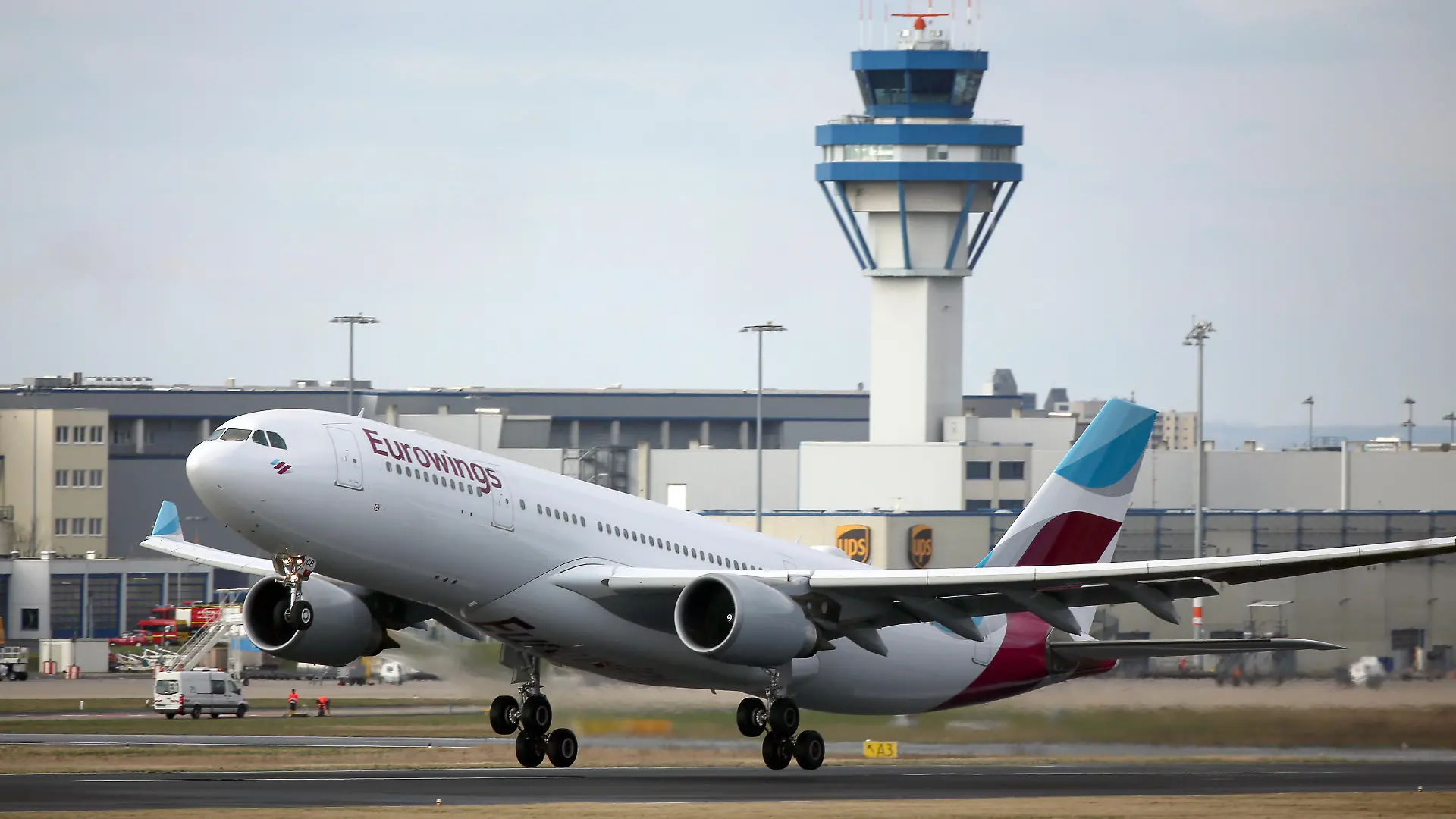 Ein Airbus A 330 der Lufthansa Tochter Eurowings startet am 12.02.2016 in Köln (Nordrhein-Westfalen) auf dem Flughafen Köln/Bonn. Foto: Oliver Berg/dpa | Verwendung weltweit