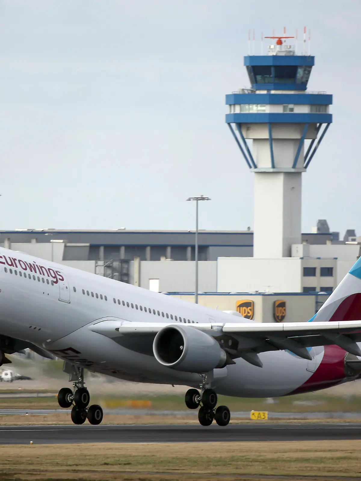 Ein Airbus A 330 der Lufthansa Tochter Eurowings startet am 12.02.2016 in Köln (Nordrhein-Westfalen) auf dem Flughafen Köln/Bonn. Foto: Oliver Berg/dpa | Verwendung weltweit