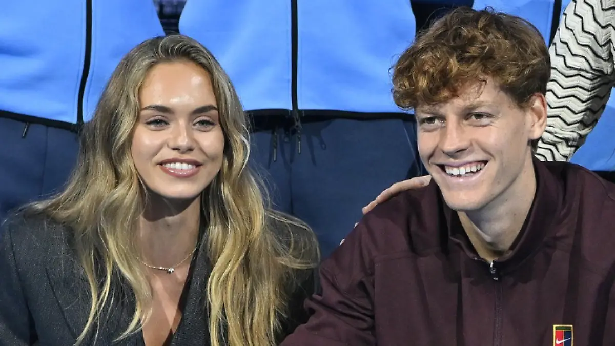 Nach seinem Sieg der ATP Finals 2025 in Turin am Sonntag posierte Jannik Sinner neben Laila Hasanovic für die Fotografen.