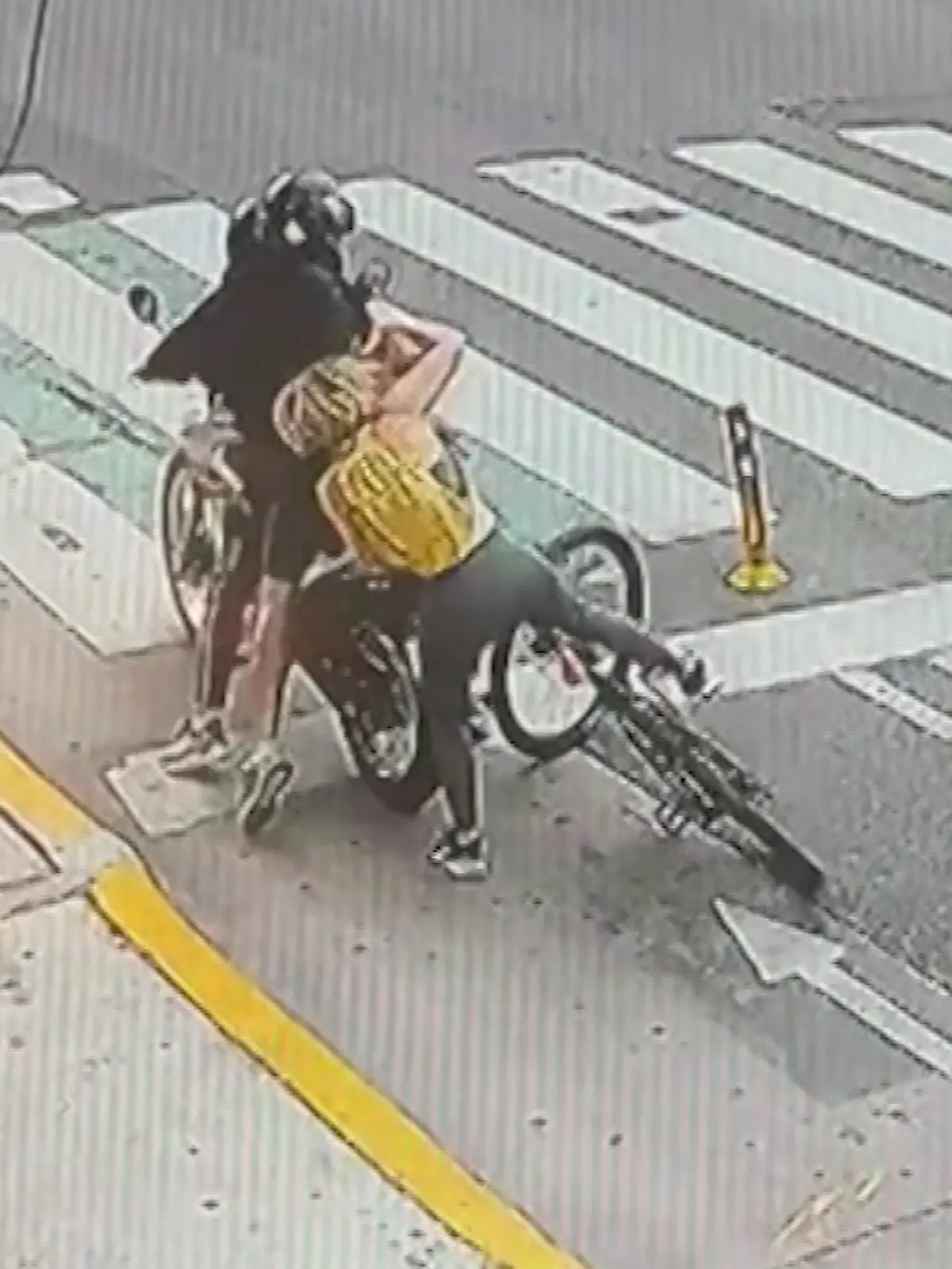 Bild zu: "Diebe wollen ihr Handy stehlen – doch Opfer wird zur Heldin!"