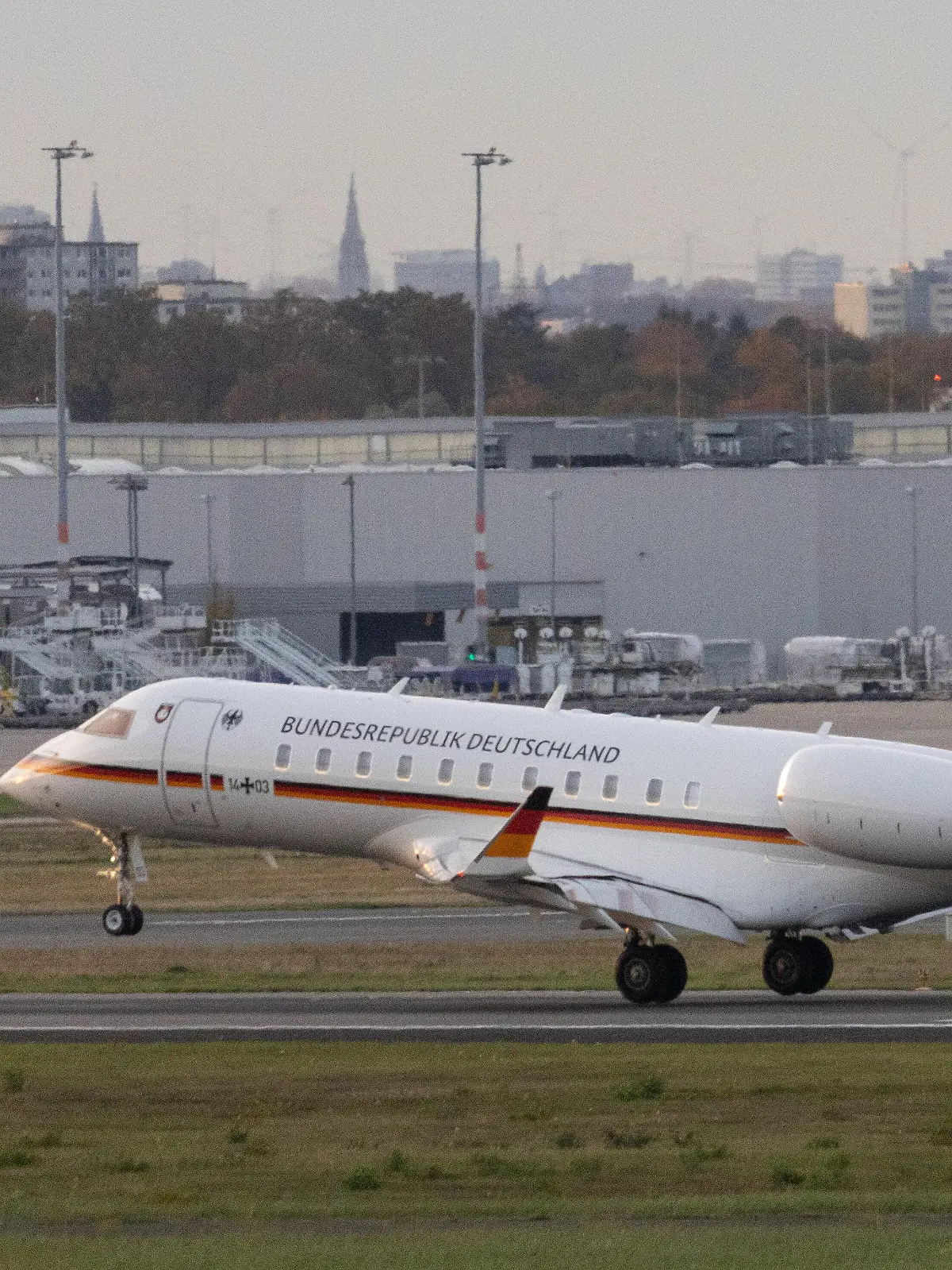 Bild zu: "Panne bei Bundeswehr-Flieger: Minister in der Luft gestoppt! "
