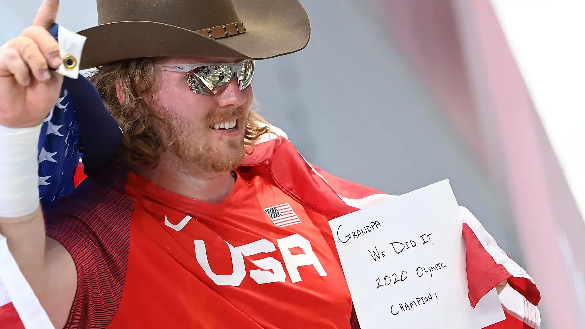  210805 -- TOKYO, Aug. 5, 2021 -- Ryan Crouser of the United States displays a message after winning the men s shot put final at Tokyo 2020 Olympic Games, Olympische Spiele, Olympia, OS in Tokyo, Japan, Aug. 5, 2021.  TOKYO2020JAPAN-TOKYO-OLY-ATHLETICS-MEN S SHOT PUT-FINAL LixYibo PUBLICATIONxNOTxINxCHN
