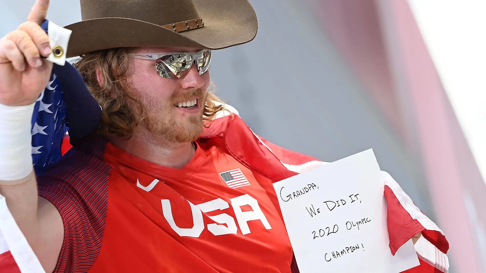 210805 -- TOKYO, Aug. 5, 2021 -- Ryan Crouser of the United States displays a message after winning the men s shot put final at Tokyo 2020 Olympic Games, Olympische Spiele, Olympia, OS in Tokyo, Japan, Aug. 5, 2021. TOKYO2020JAPAN-TOKYO-OLY-ATHLETICS-MEN S SHOT PUT-FINAL LixYibo PUBLICATIONxNOTxINxCHN