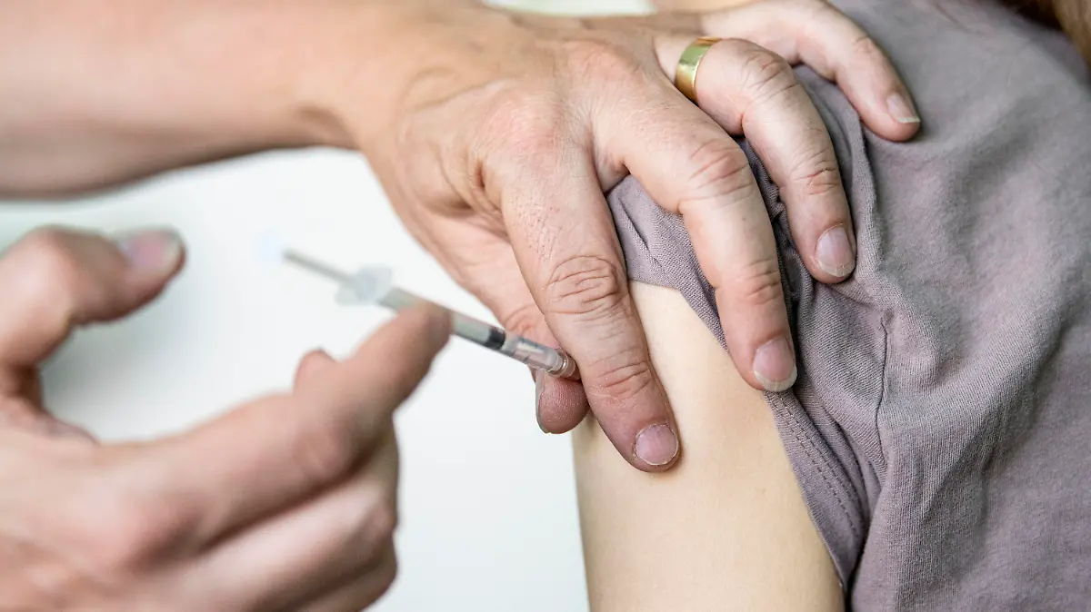 ARCHIV - 09.06.2021, Berlin: Ein Kinder- und Jugendarzt impft eine junge Frau mit dem Corona-Impfstoff Comirnaty von Biontech/Pfizer. (zu dpa: Studie: Priorisierte Impfung für 30 000 Jugendliche und Studierende) Foto: Fabian Sommer/dpa +++ dpa-Bildfunk +++
