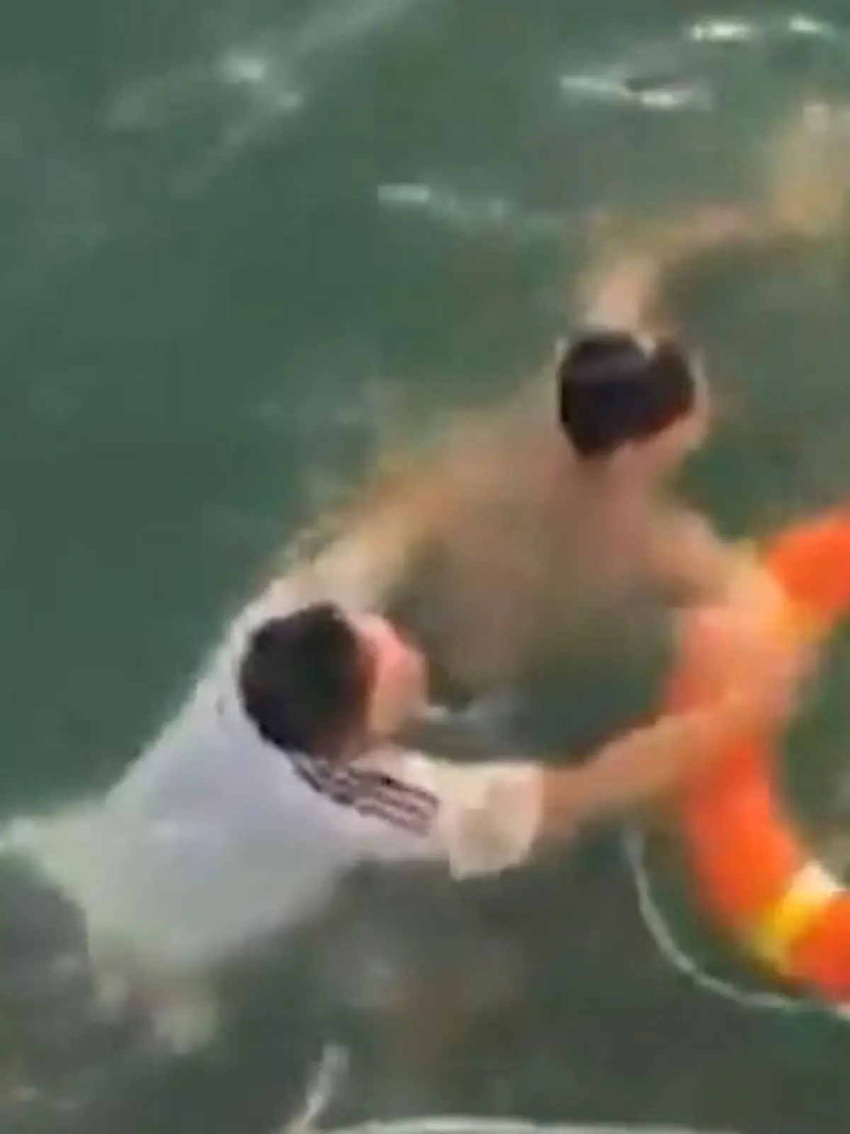 Bild zu: "Taifun reißt Fischer ins Meer – dann beginnen zwei Tage Überlebenskampf!"