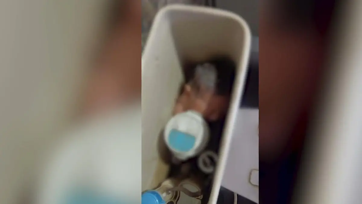 Nackt und unterkühlt! Baby im Klospülkasten ausgesetzt – Behörden suchen nach Mutter Reinigungskraft entdeckt Neugeborenes