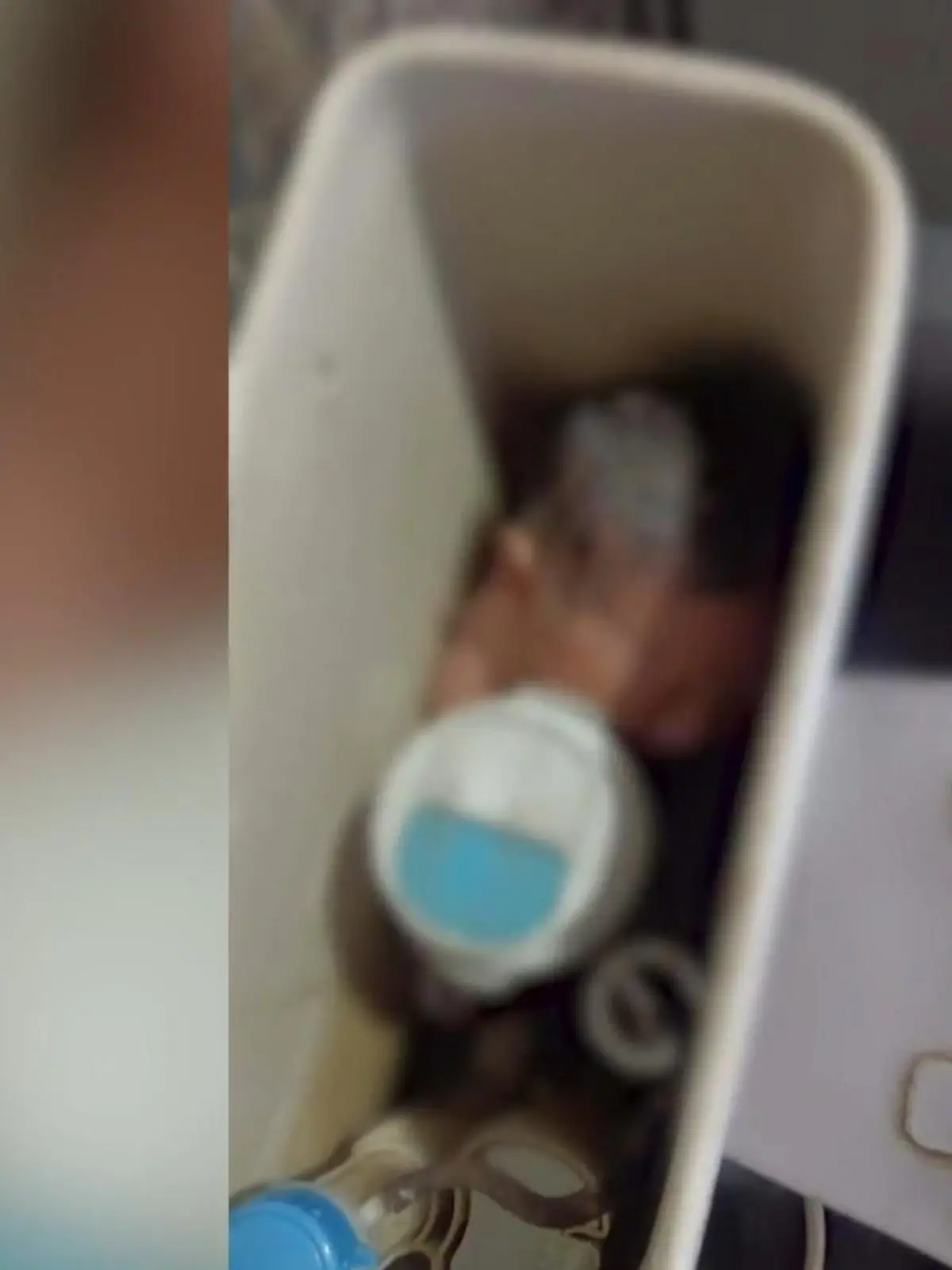 Bild zu: "Nackt und unterkühlt! Baby im Klospülkasten ausgesetzt – Behörden suchen nach Mutter"