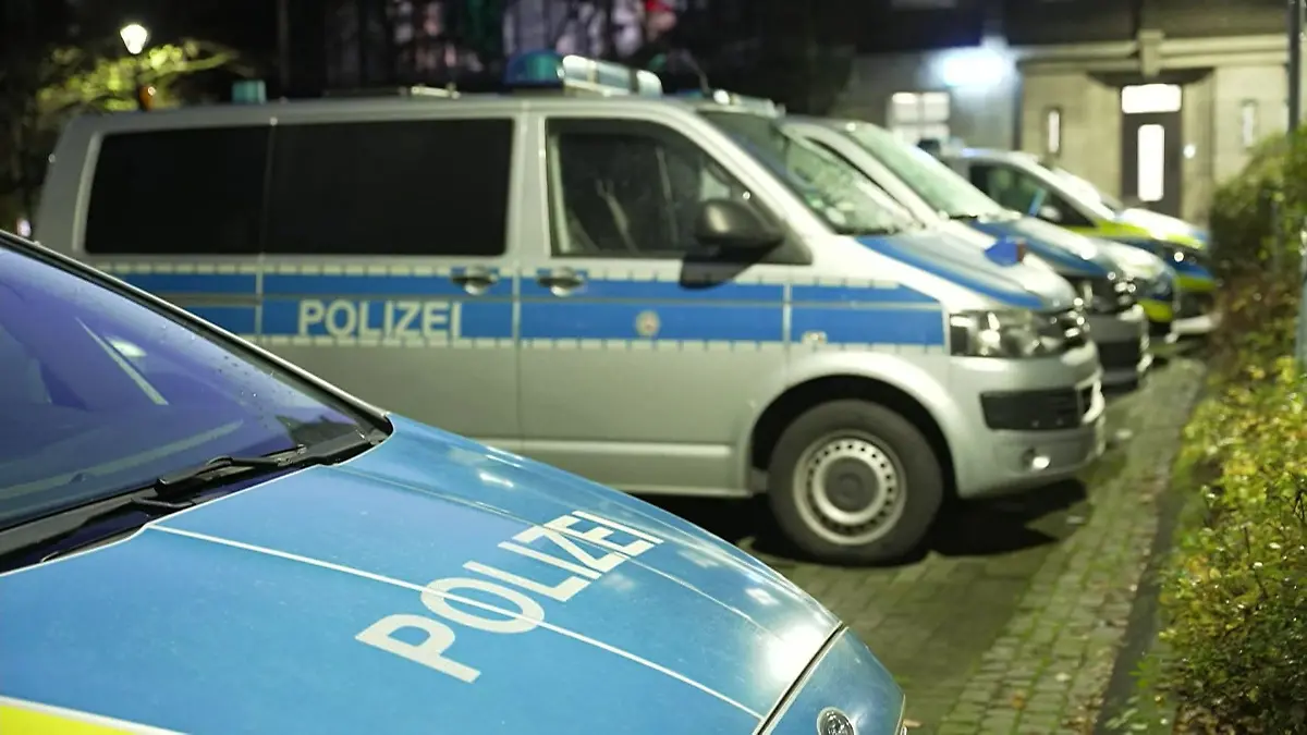 Das gehörlose Mädchen soll die Beamten angegriffen haben – mit zwei großen Küchenmessern. Schüsse auf 12-Jährige
