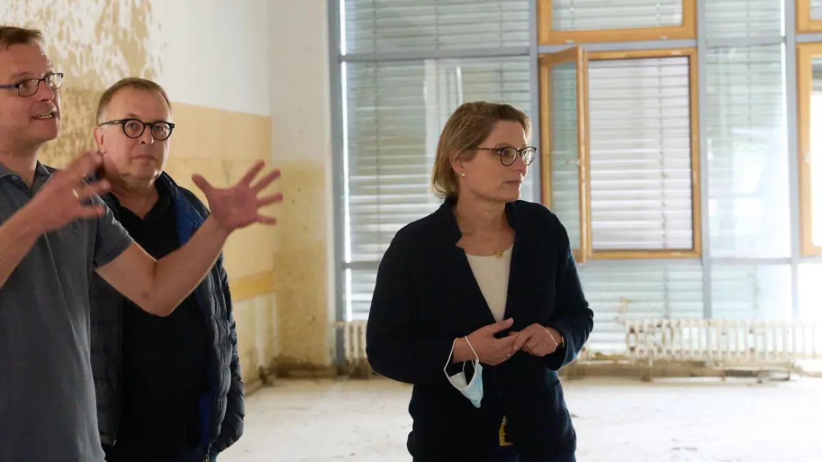 29.07.2021, Rheinland-Pfalz, Ahrweiler: Die rheinland-pfälzische Bildungsministerin Stefanie Hubig (SPD) spricht an der Boeselager-Realschule mit Landrat Jürgen Pföhler (CDU, M) und Schulleiter Timo Lichtenthäler. Die Schule wurde durch die Flutkatastrophe stark beschädigt. Foto: Thomas Frey/dpa +++ dpa-Bildfunk +++